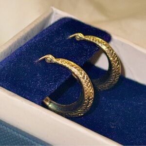 Textured Graduated Hoop Earrings In 14k Yellow Gold